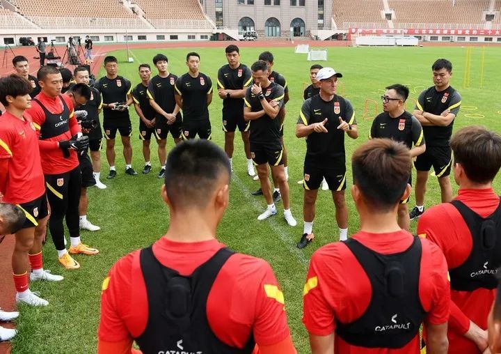 在本轮英超，阿森纳2-0击败布莱顿，以下为双方全场数据对比：阿森纳vs布莱顿射门：26-6射正：9-1预期进球：2.26-0.69控球率50%-50%传球成功率：90%-89%犯规：11-9黄牌：1-3角球：10-1