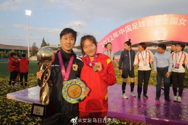 目之所及处，看到的是楼上被笼子囚禁的小鸟；被割裂的空间又像是另一个平行空间，暗示少女自身也成为了鸟笼里被禁锢的生灵